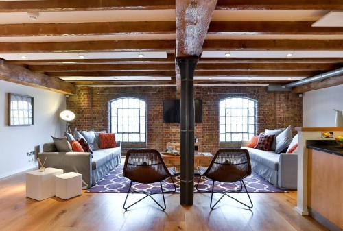 Wild Roses Serviced Apartments - ExCel Warehouse 1 - Tap to explore photos