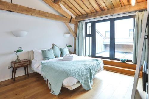 Wild Roses Serviced Apartments - ExCel Warehouse 1