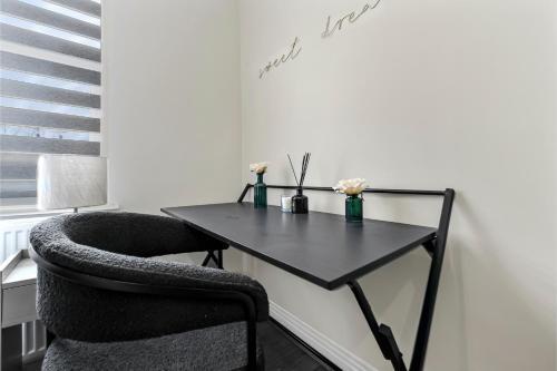 City Getaway- Newly Renovated Flat for Groups - Tap to explore photos
