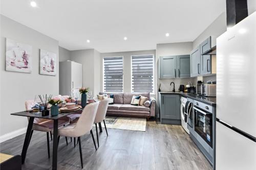 City Getaway- Newly Renovated Flat for Groups - Tap to explore photos