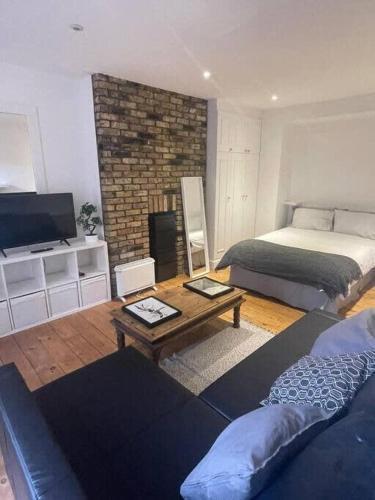 Charming West London Studio Your Urban Oasis - Tap to explore photos