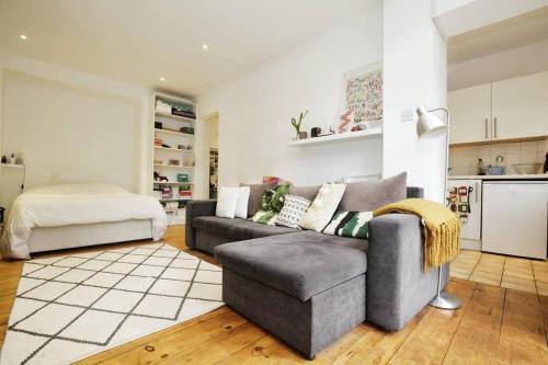 Charming West London Studio Your Urban Oasis - Tap to explore photos