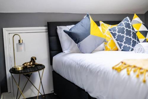Quiet Top-Floor Retreat -Modern Studio for 2 - Islington