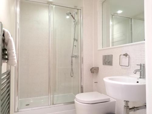 Canary Wharf Serviced Apartments - Tap to explore photos