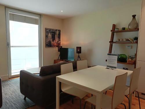 Canary Wharf Serviced Apartments - Tap to explore photos