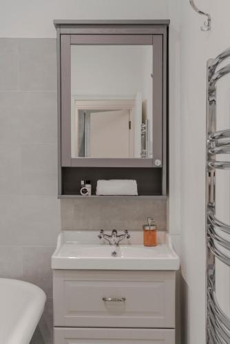 Lux and Spacious 4 bedroom apt Camden - Tap to explore photos