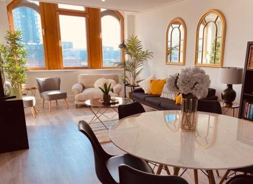 Spacious 2 Bedroom City pad in Old Street London - Tap to explore photos