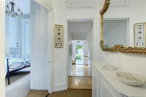 Notting Hill Garden Flat - Tap to explore photos