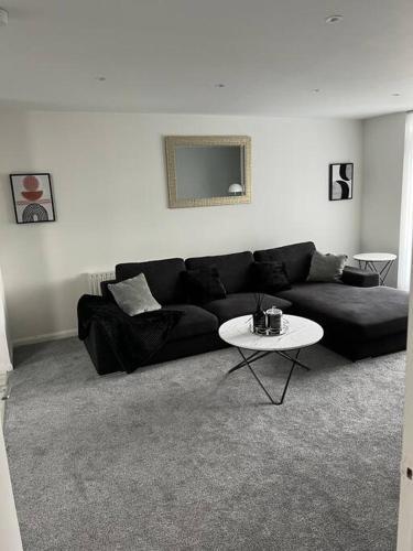 Spacious 1 Bedroom rental unit in West London - Tap to explore photos