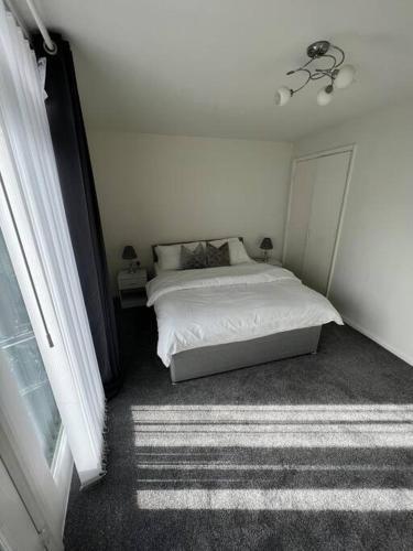 Spacious 1 Bedroom rental unit in West London - Tap to explore photos
