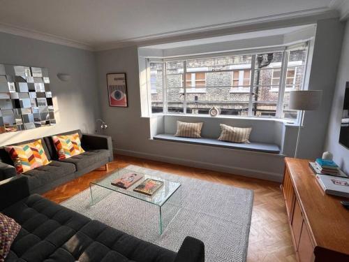 Fitzrovia / Bloomsbury / West End - Two Bed apt - Tap to explore photos