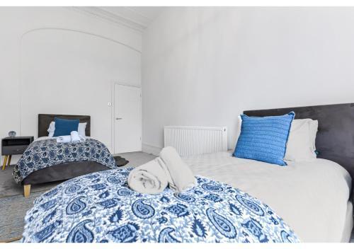 Upscale Urban Haven: Luxury Flat - Tap to explore photos