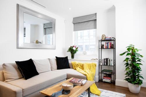 Elegant central London flat - ideal for weekend city break - Tap to explore photos