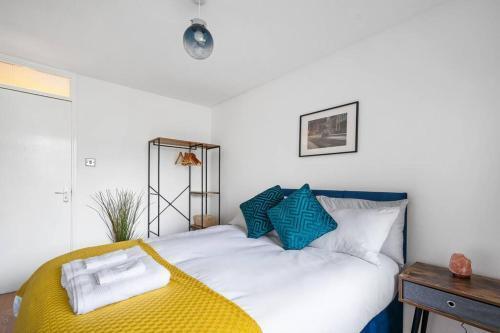 Stunning 4BR in Central London - Tap to explore photos