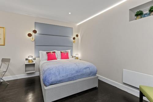 Modern Studio Flat - Tap to explore photos
