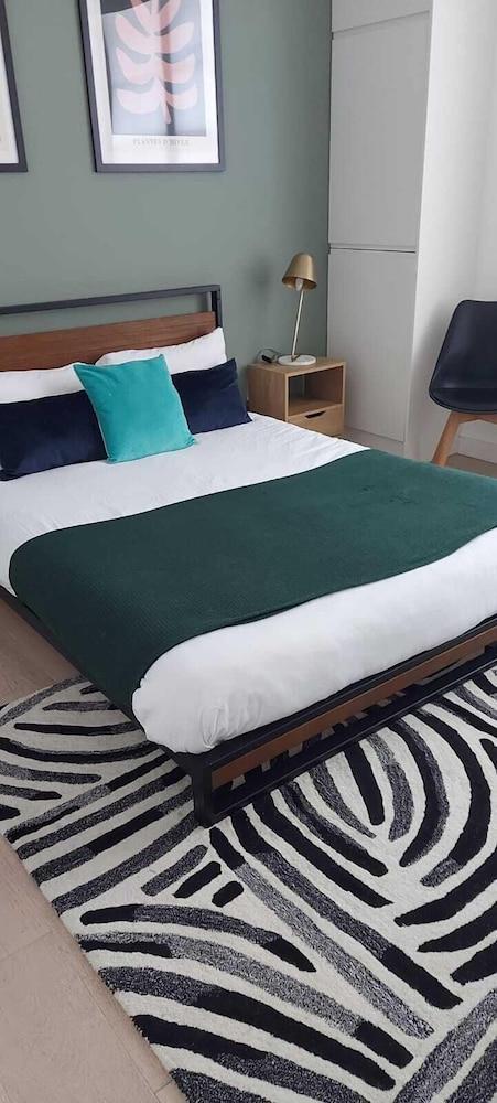 Gorgeous split level Belsize Park Apt - Tap to explore photos