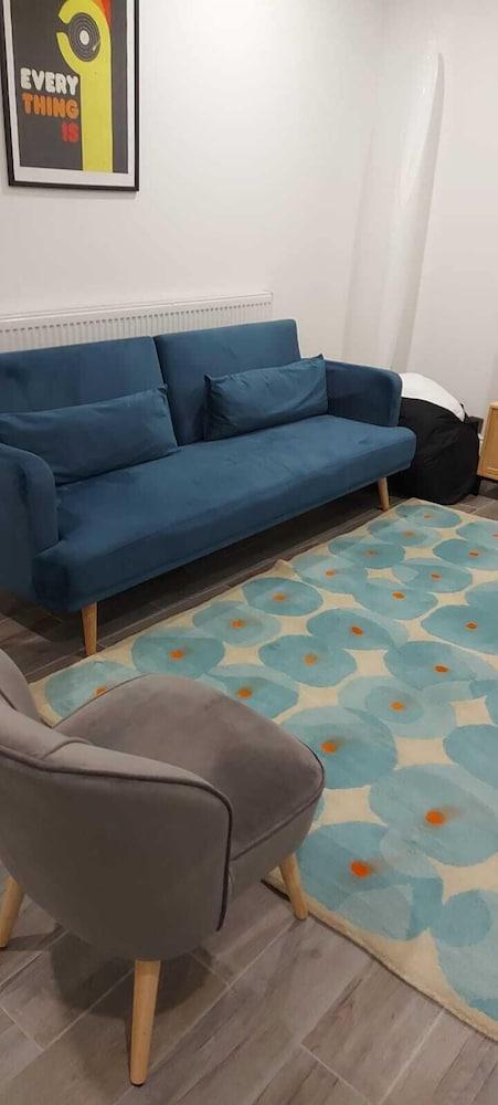 Gorgeous split level Belsize Park Apt - Tap to explore photos