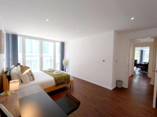 Fully Serviced Two Bed Apartment by ExCeL & O2 - Tap to explore photos