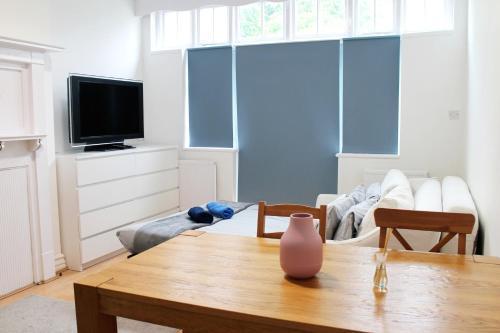 Large Garden Apartment on Golders Green High Road - Tap to explore photos
