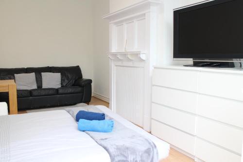 Large Garden Apartment on Golders Green High Road - Tap to explore photos