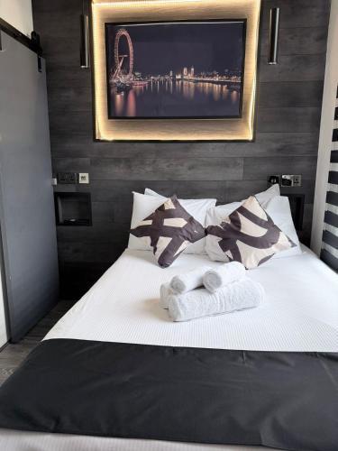 London cosy studio 10 min to underground and train - Tap to explore photos