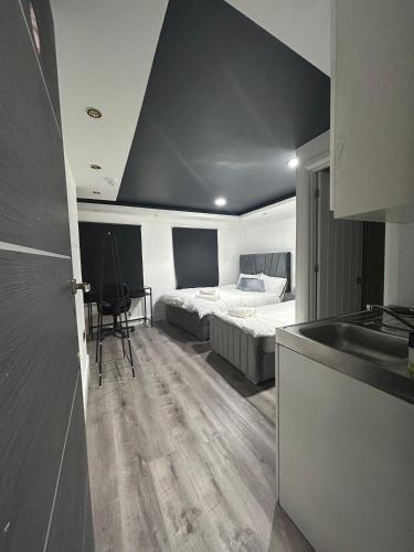 SHOREDITCH ROOMS - Apartments and Rooms in The City - Tap to explore photos