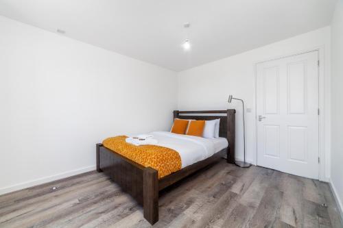 Bright 2 BDR house wgarden & parking, Greenwich - Tap to explore photos
