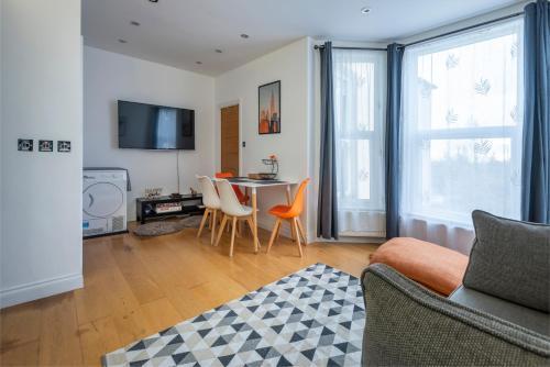 Woodside Gardens Luxury Properties near Alexandra Palace, Tottenham Stadium & Drumsheds - Tap to explore photos