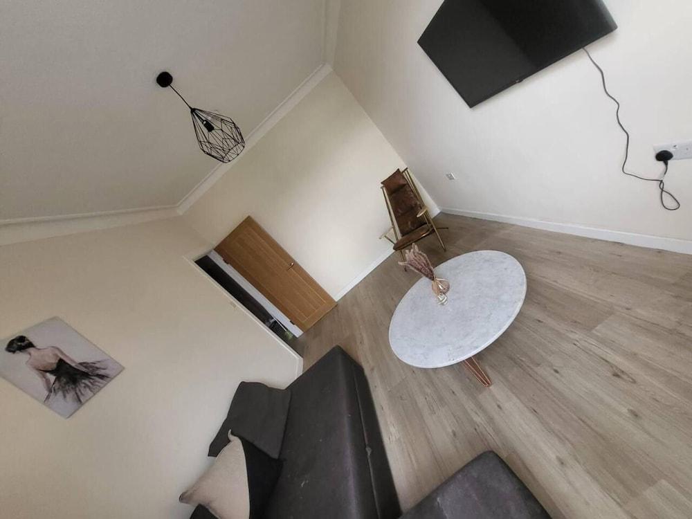 Beautiful 2-bed in the Heart of Hendon - Tap to explore photos
