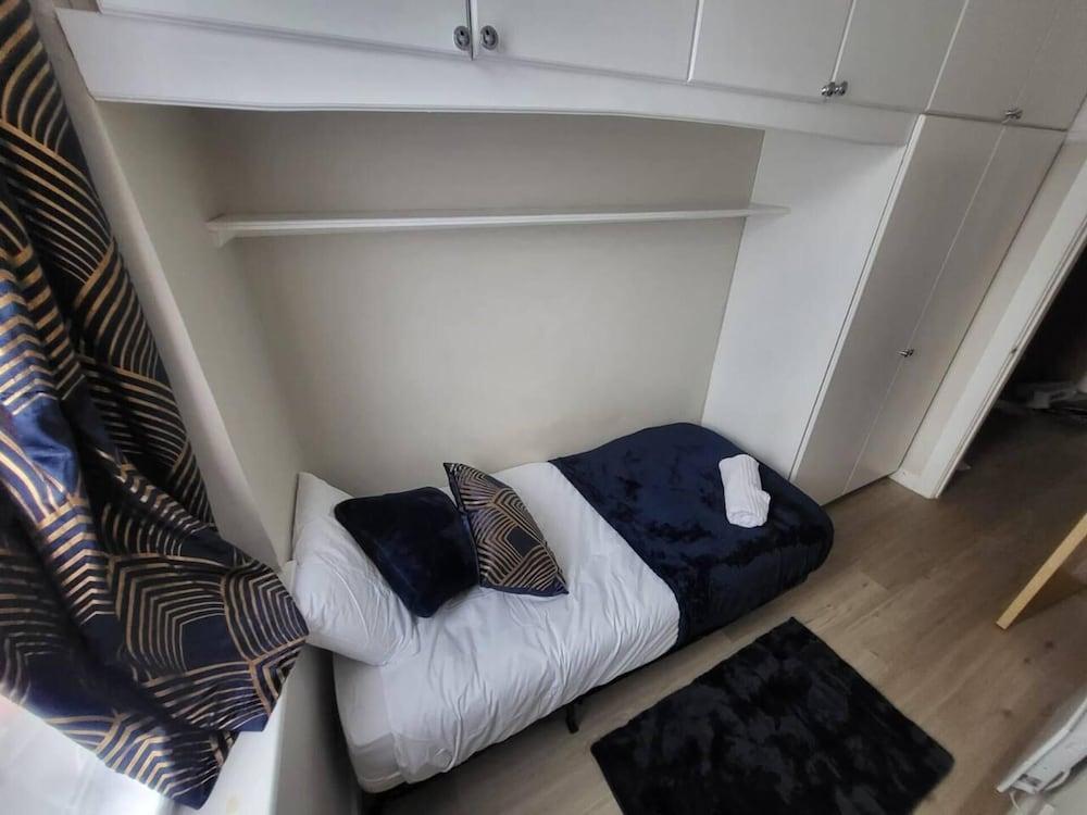 Beautiful 2-bed in the Heart of Hendon - Tap to explore photos
