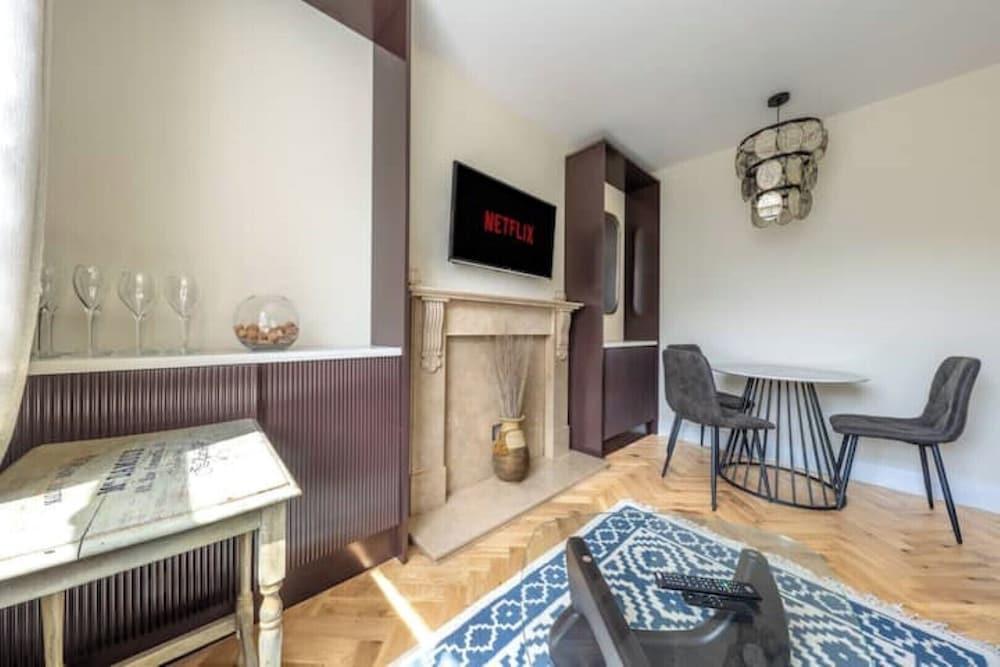 Central London Apartment - Tap to explore photos