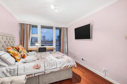 Central Location, Spacious 3 bed flat + River View - Tap to explore photos