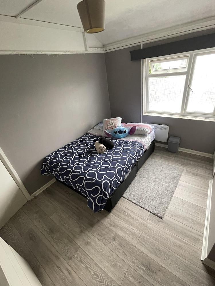 Exclusive Apartment Near the Tube - Tap to explore photos