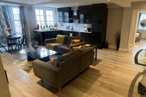 Stunning 3 bedroom apartment in central London - Tap to explore photos