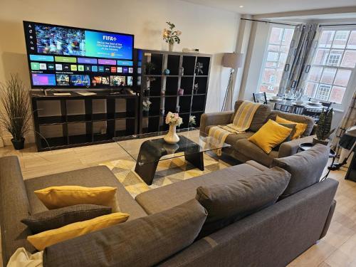 Stunning 3 bedroom apartment in central London - Tap to explore photos