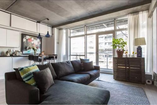 Canal-side apartment in Shoreditch - Tap to explore photos