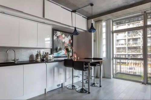 Canal-side apartment in Shoreditch - Tap to explore photos