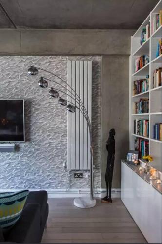 Canal-side apartment in Shoreditch - Tap to explore photos