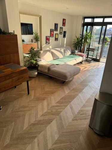 Cosy 1 bedroom apartment with balcony near Chiswick - Tap to explore photos