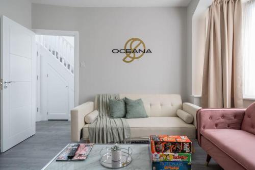 Deluxe 3BED With Parking Near Wembley By Oceana Apartments - Tap to explore photos