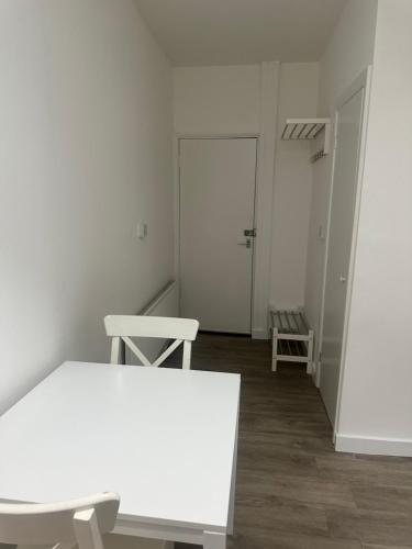 High Barnet Studio Flat - Tap to explore photos