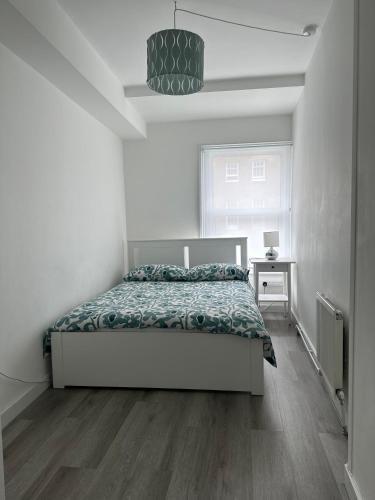 High Barnet Studio Flat - Tap to explore photos