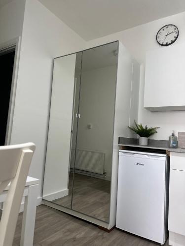 High Barnet Studio Flat - Tap to explore photos