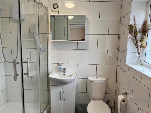 Kensal Lodge 2 Guest House - Tap to explore photos