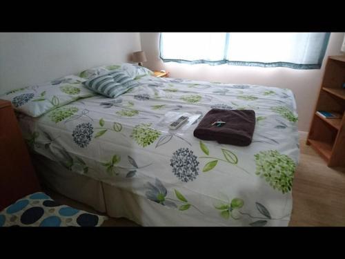 Double with shared bathroom sleeps 1-2 located 5 minutes from Heathrow dsbyr Room Type - Double or Twin Room