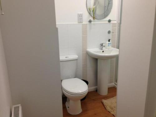 Double with shared bathroom sleeps 1-2 located 5 minutes from Heathrow dsbyr - Tap to explore photos
