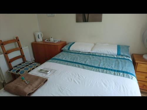 Double with shared bathroom sleeps 1-2 located 5 minutes from Heathrow dsbyr - Tap to explore photos
