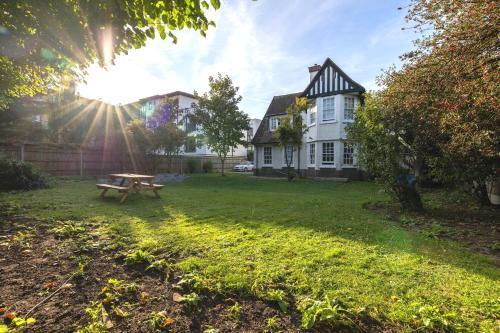 The Vicarage Tooting, SW17 - Tap to explore photos