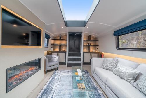 Elegant houseboat near Canary Wharf - Tap to explore photos