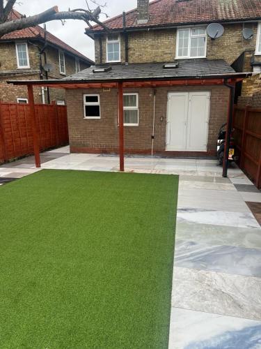 Good priced Single Rooms in Sherperds bush - Tap to explore photos